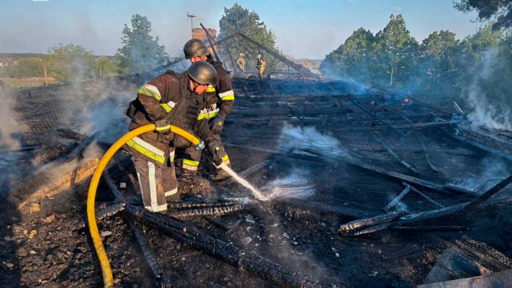 HANDOUT - Auf diesem vom ukrainischen Katastrophenschutz via AP zur Verfügung gestellten Foto arbeiten Rettungskräfte daran, einen Brand nach einem russischen Drohnenangriff in der Region Kiew, Ukraine, zu löschen. Foto: Uncredited/Ukrainian Emergency Service/AP/dpa - ACHTUNG: Nur zur redaktionellen Verwendung und nur mit vollständiger Nennung des vorstehenden Credits