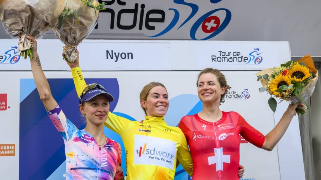 Demi Vollering (Mitte), Marlen Reusser (rechts) und Katarzyna Niewiadoma - hier auf dem Siegerinnenpodest anlässlich der Tour de Romandie 2023 - gelten auch für die diesjährige Tour de Suisse als erste Anwärterinnen auf den Gesamtsieg