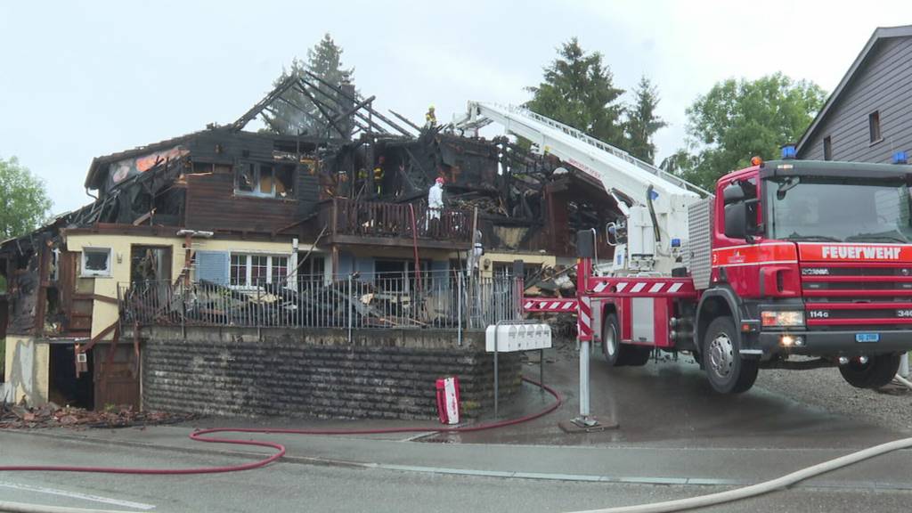 Nach Vollbrand in Haus: Polizei findet Leiche in Brandruine