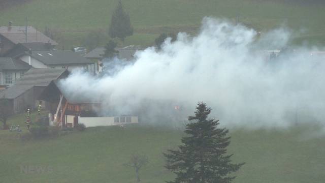 Mehrfamilienhaus in Faulensee komplett niedergebrannt