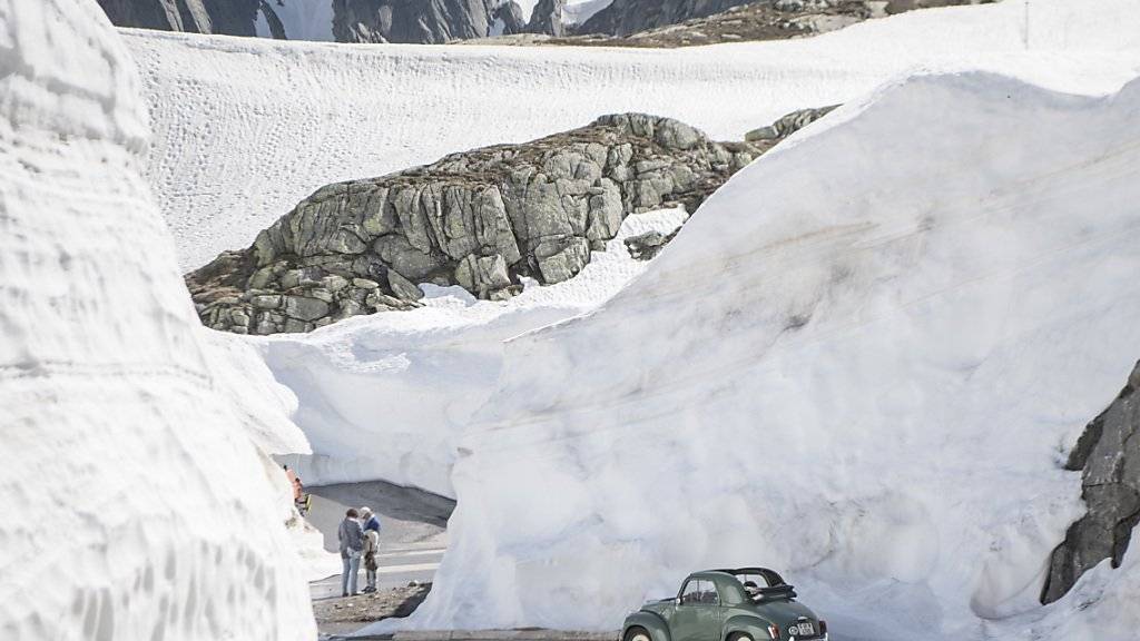 Bald schon wieder freie Fahrt über den Gotthardpass: Am Freitagvormittag wird die Wintersperre aufgehoben. (Archivbild)