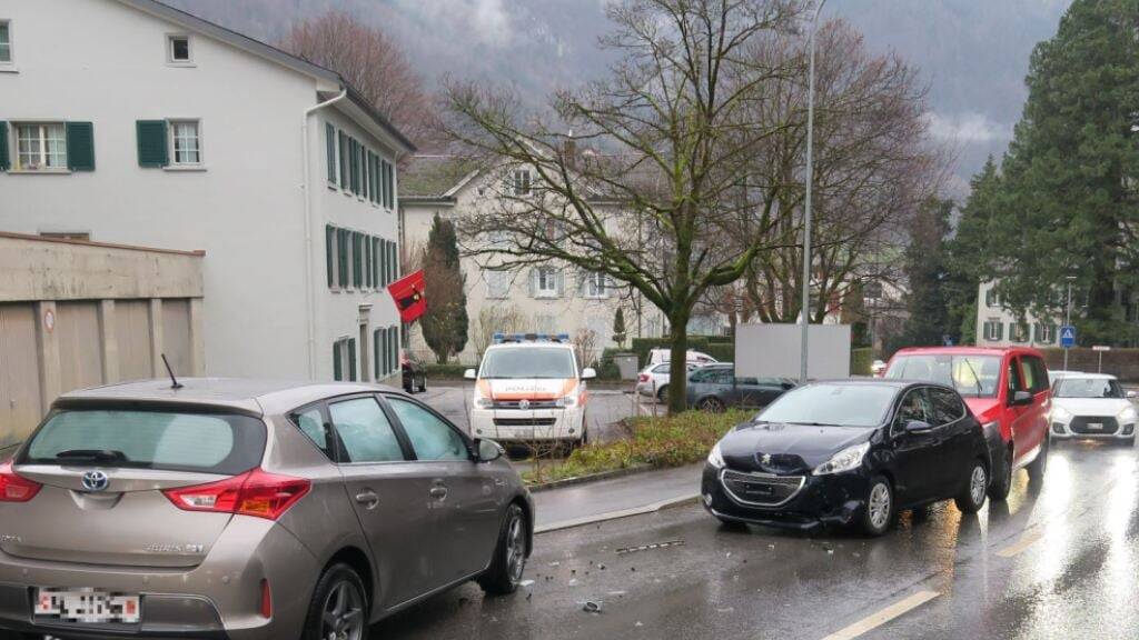 Zur Höhe des Sachschadens an den vier am Unfall beteiligten Autos machte die Polizei keine Angaben.