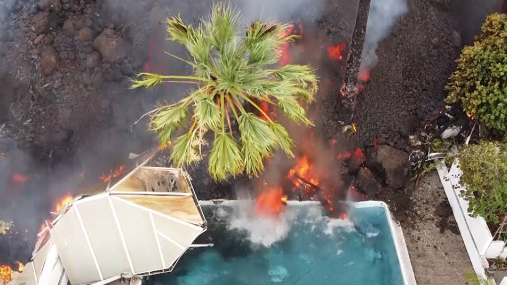 Ein Haus und ein Swimmingpool werden nach dem Vulkanausbruch von der Lava begraben. Mehrere Lavaströme wälzten sich auch die Nacht über mit einer Geschwindigkeit von etwa 700 Metern pro Stunde bergab in Richtung bebauter Gebiete. Foto: Europa Press/EUROPA PRESS/dpa