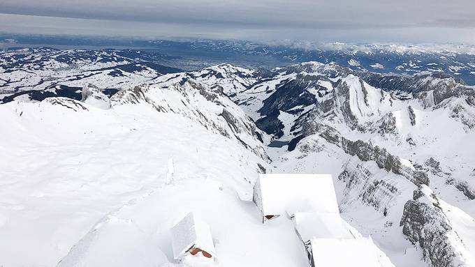 Schneewand vor der Türe