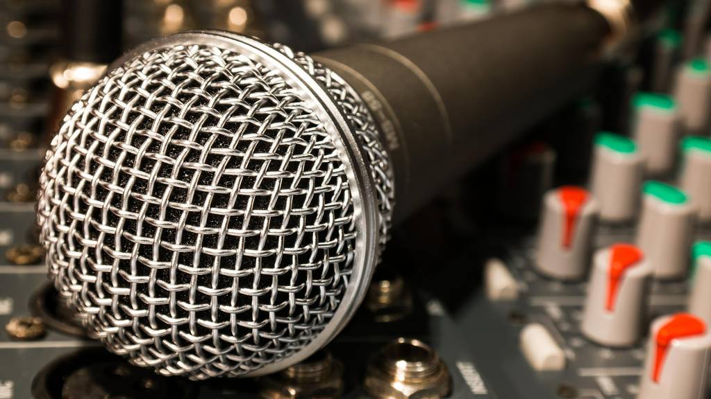 microphone-626618_1920