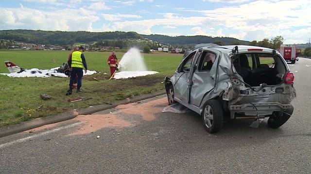 Flugzeug stürzt auf Auto