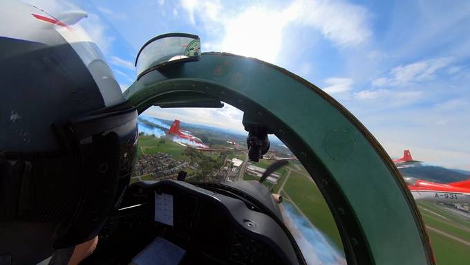 Übungsflug mit spektakulärer Aussicht: PC-7-Team trainiert über Dübendorf