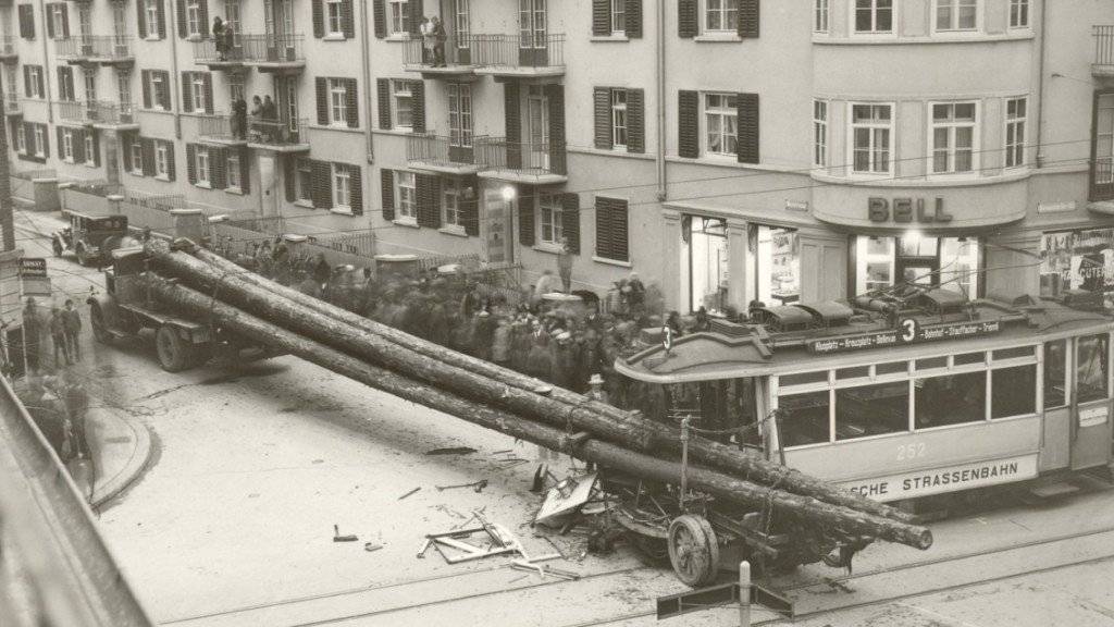 Die Ladung war etwas lang: Am 8. Januar 1932 ereignete sich in der Stadt Zürich eine Kollision zwischen einem Dreier-Tram und einem Holztransporter. Das Stadtarchiv Zürich hat Teile seines fotografischen Bestandes im Internet veröffentlicht. (Bild: Stadtarchiv Zürich)