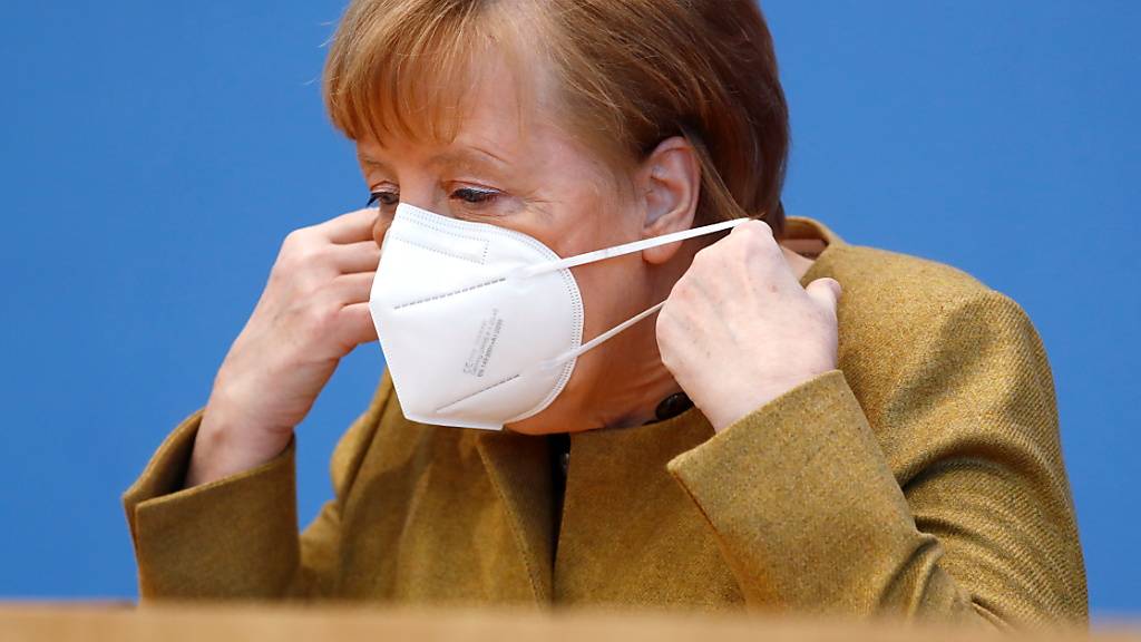 Bundeskanzlerin Angela Merkel (CDU) kommt mit einer Schutzmaske zu einer Pressekonferenz zur aktuellen Lage im Haus der Bundespressekonferenz. Foto: Fabrizio Bensch/Reuters/Pool/dpa