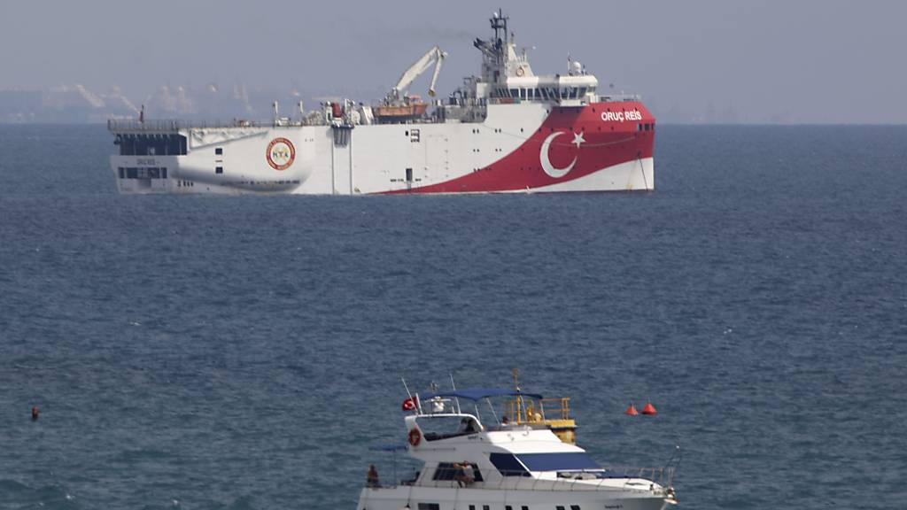 ARCHIV - Das türkische Forschungsschiff «Oruc Reis» (hinten) liegt vor der Küste von Antalya im Mittelmeer. Das türkische Forschungsschiff ist nach monatelanger umstrittener Erkundung von Erdgasvorkommen im östlichen Mittelmeer in die Türkei zurückgekehrt. Foto: Burhan Ozbilici/AP/dpa