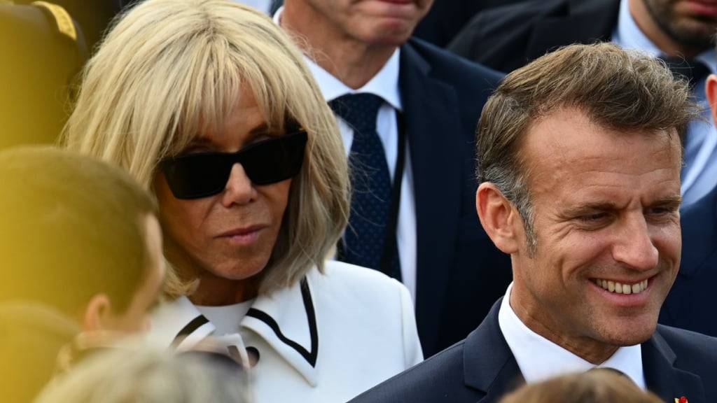 ARCHIV - Emmanuel Macron, Präsident Frankreichs, und seine Frau Brigitte Macron während der Parade zum Tag der Bastille. Foto: Julien Mattia/Le Pictorium via ZUMA Press/dpa