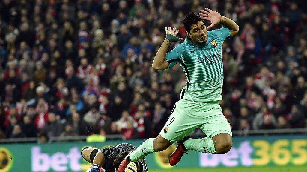 Luis Suarez stolpert über Bilbaos Keeper Gorka Iraizos