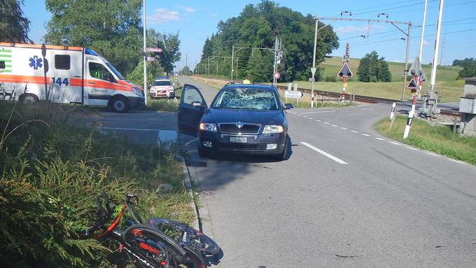 Autofahrer kollidiert mit Velofahrer