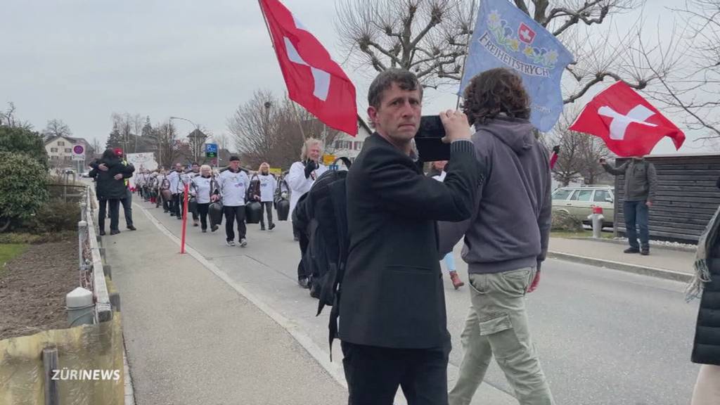 Freiheitstrychler demonstrieren in Seegräben