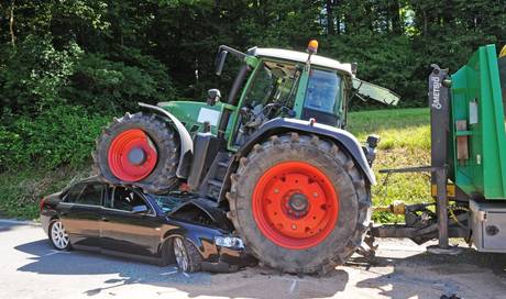 Auto kollidiert auf der Strasse zwischen Hinwil und ...