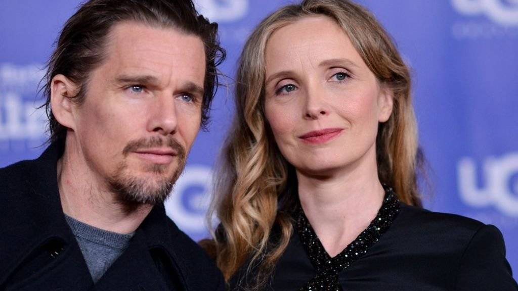 Julie Delpy - hier mit ihrem langjährigen Filmpartner Ethan Hawke - erhält die Auszeichnung «Europäischer Beitrag zum Weltkino» des European Film Awards. (Archivbild)