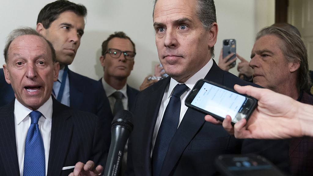 Hunter Biden, der Sohn von US-Präsident Biden, spricht in Begleitung seines Anwalts Abbe Lowell (l), mit Reportern, als sie eine Anhörung des House Oversight Committee in Washington verlassen. Foto: Jose Luis Magana/FR159526 AP /dpa