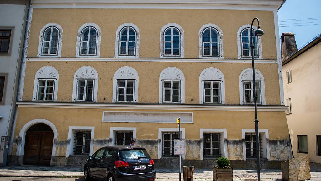 ARCHIV - Das jahrelange Ringen um die Nutzung von Hitlers Geburtshaus in Braunau am Inn hat ein Ende. Foto: Lino Mirgeler/dpa