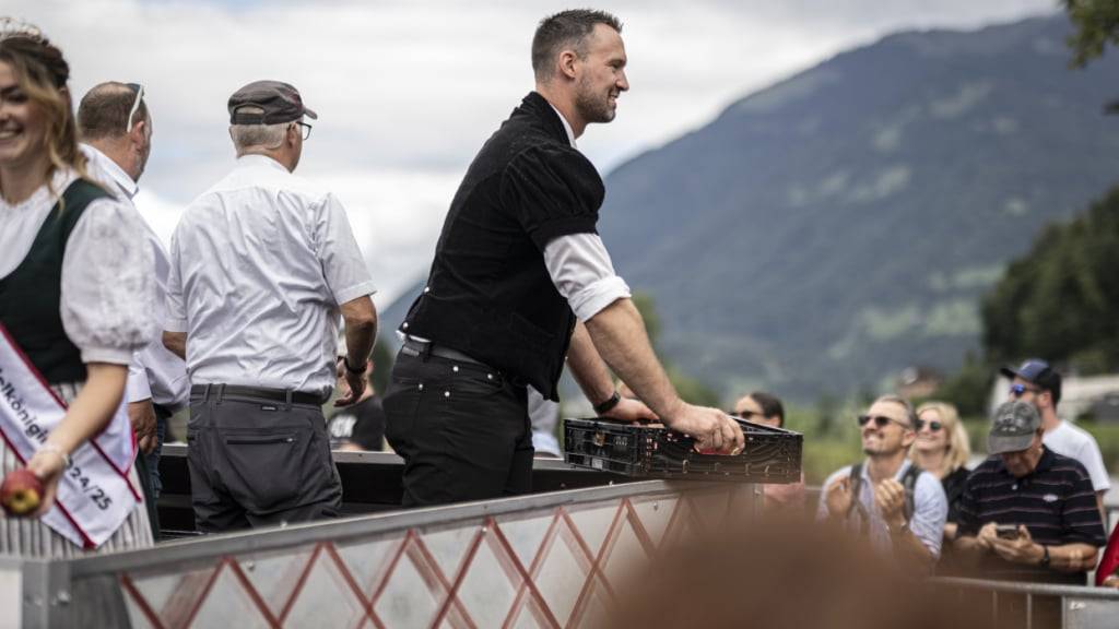 Mit der Apfelkiste im Gepäck nahm der Schwingerkönig von 2010, Kilian Wenger, am Festumzug in Mollis teil.