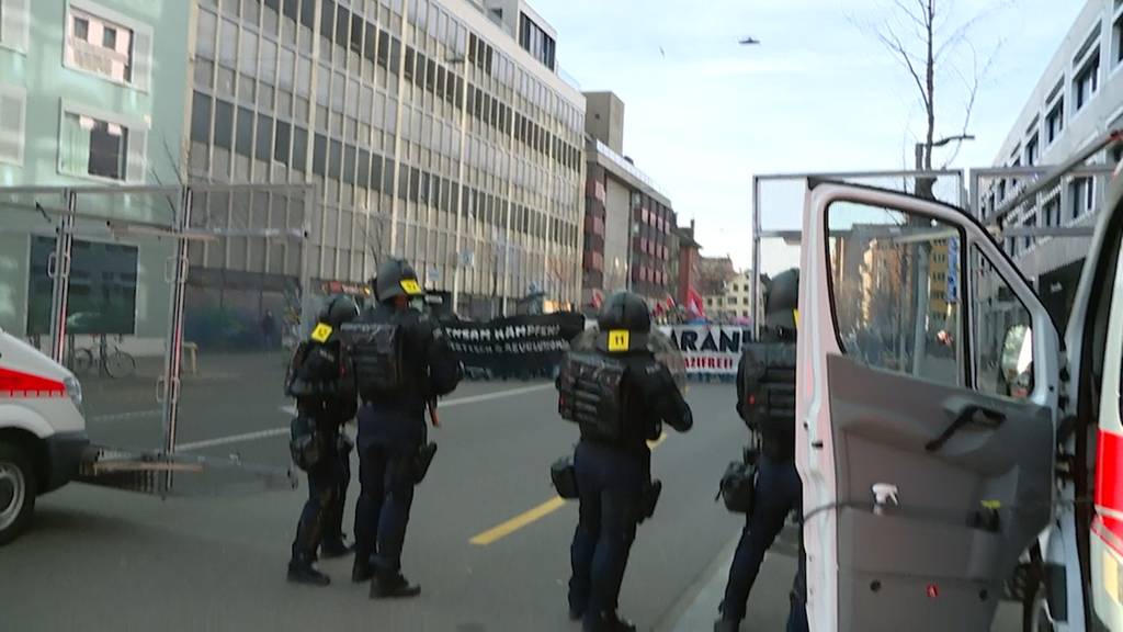 «Feuer frei!»: Stadtpolizei Zürich schiesst mit Gummischrot auf Demonstranten