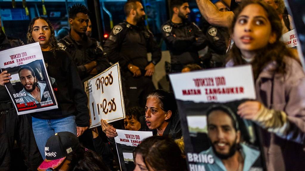 dpatopbilder - Demonstranten blockieren die Straße während einer Demonstration, bei der die sofortige Freilassung aller israelischen Geiseln in Gaza gefordert wird. Foto: Ilia Yefimovich/dpa