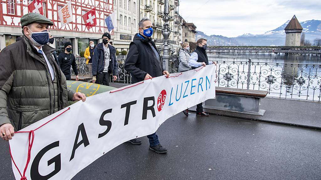 Luzerner Gastronomen demonstrieren gegen die Schliessung der Restaurants - die Kantonsregierung will ihnen nun zu Hilfe eilen. (Archivbild)