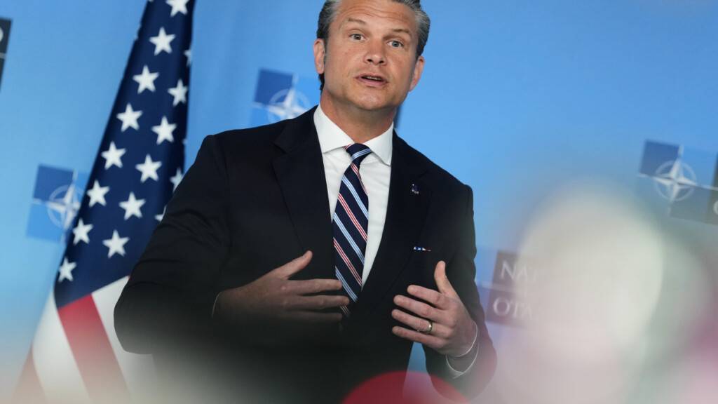 ARCHIV - Pete Hegseth, US-Verteidigungsminister, spricht bei einer Pressekonferenz anlässlich seiner Ankunft zu einem Treffen der NATO-Verteidigungsminister im NATO-Hauptquartier. Foto: Virginia Mayo/AP/dpa