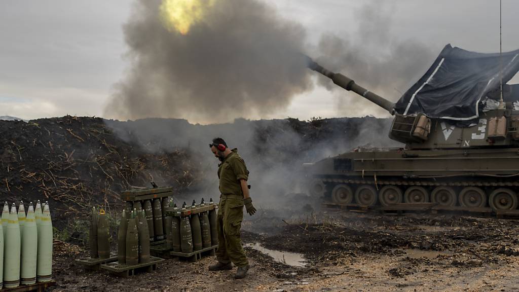 Israelische Soldaten feuern nahe der Grenze zu Libanon eine mobile Haubitze ab. Foto: Ohad Zwigenberg/AP/dpa
