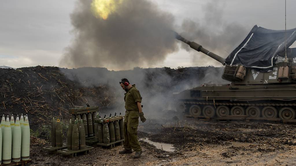Israelische Soldaten feuern nahe der Grenze zu Libanon eine mobile Haubitze ab. Foto: Ohad Zwigenberg/AP/dpa