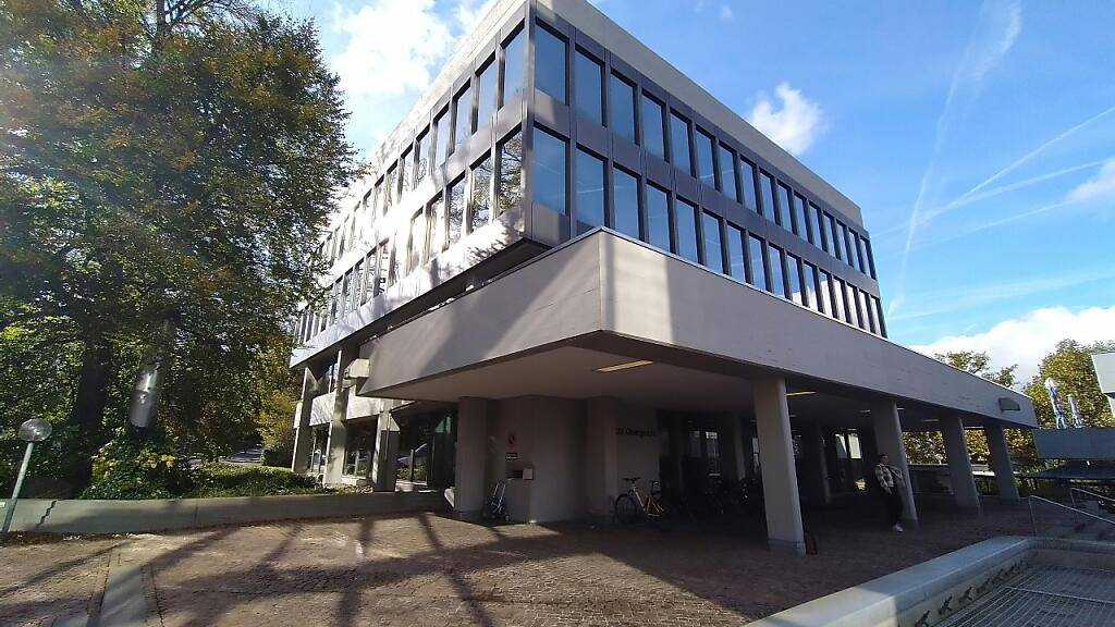 Die Beschwerdekammer des Aargauer Obergerichts (Bild) bestätigte die Verlängerung der Untersuchungshaft für einen Mann, der seinen Sohn mit einem Hammer am Kopf schwer verletzte. (Archivbild)