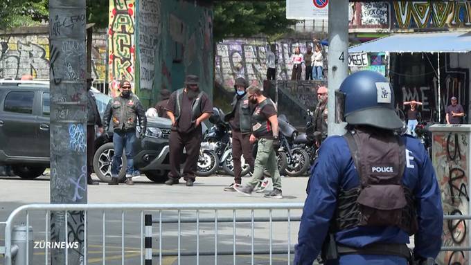 Polizei setzt Wasserwerfer und Gummischrot gegen die Rivalen ein