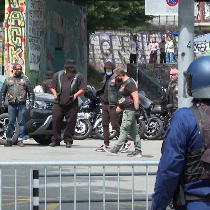 Polizei setzt Wasserwerfer und Gummischrot gegen die Rivalen ein