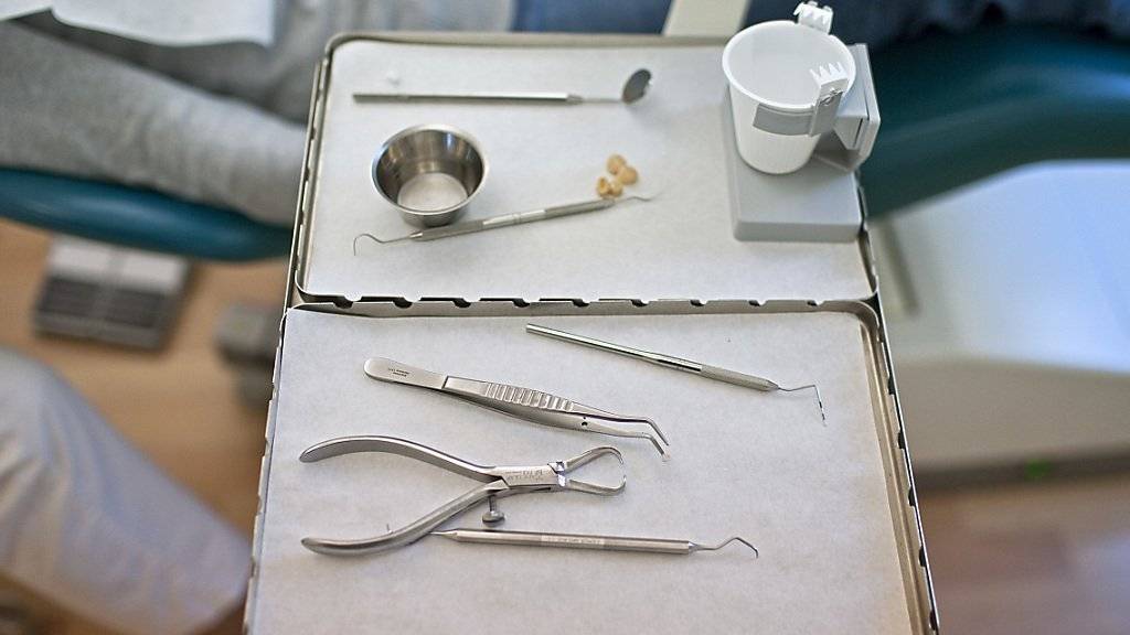 In Biel steht ein Zahntechniker vor Gericht, dem vorgeworfen wird, als Zahnarzt gearbeitet und Patienten geschädigt zu haben (Symbolbild).