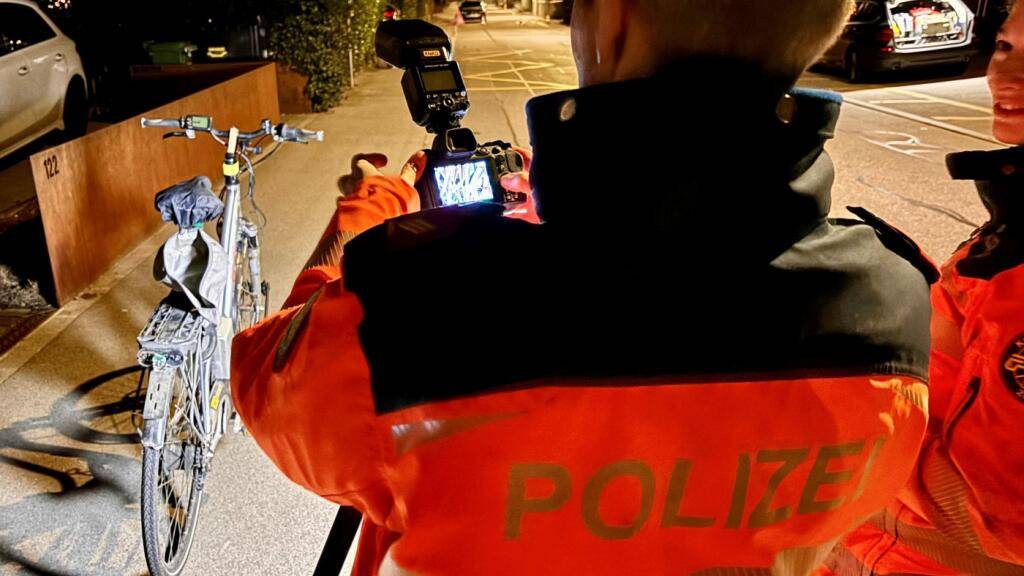 Die Polizei beim Fotografieren des Unfallvelos.