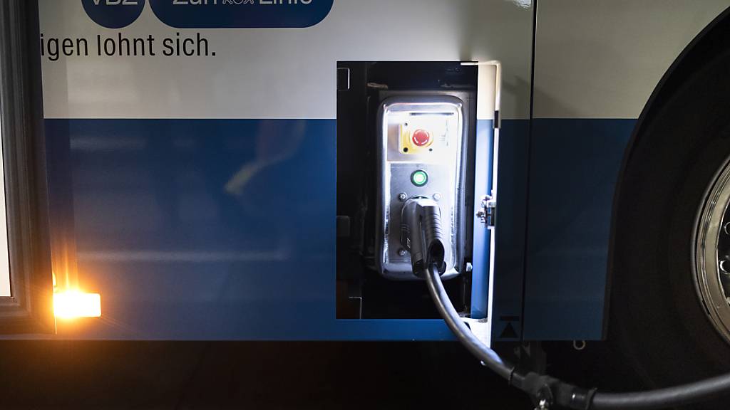 Ein Elektrobus wird in einer Zürcher Busgarage aufgeladen. (Archivaufnahme)