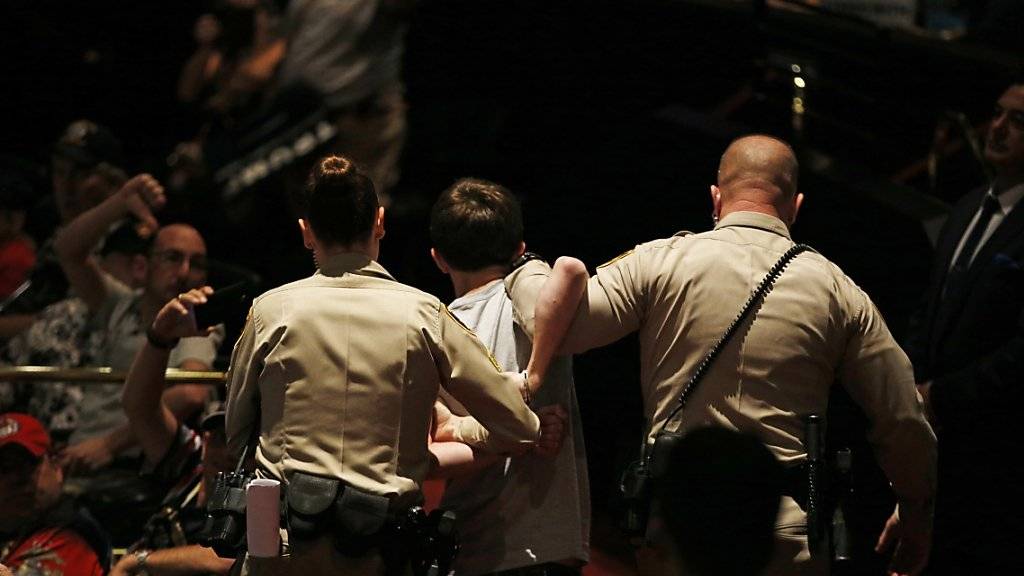 Beim Auftritt von Donald Trump in Las Vegas führt die Polizei einen Mann ab. (Archivbild)