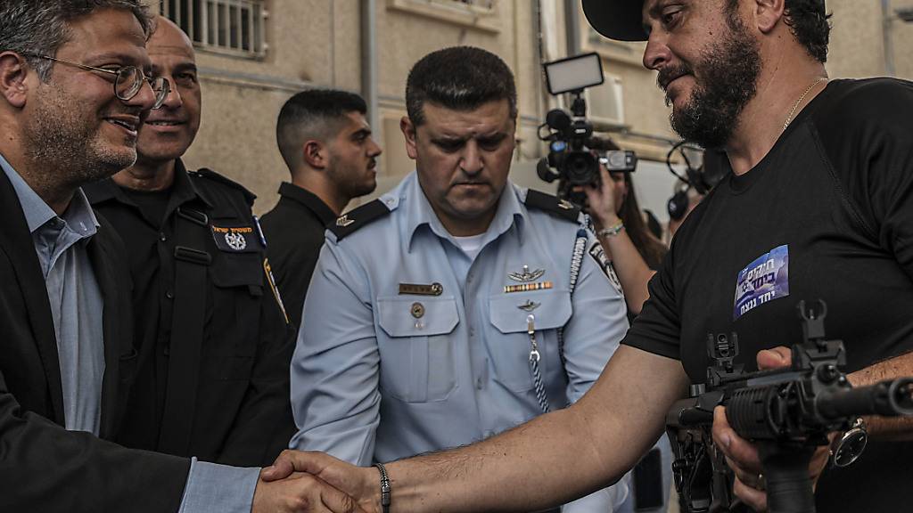 Der Minister für nationale Sicherheit von Israel Itamar Ben-Gvir (l) befürwortet die Einführung der Todesstrafe für Terroristen. Foto: Tsafrir Abayov/AP/dpa