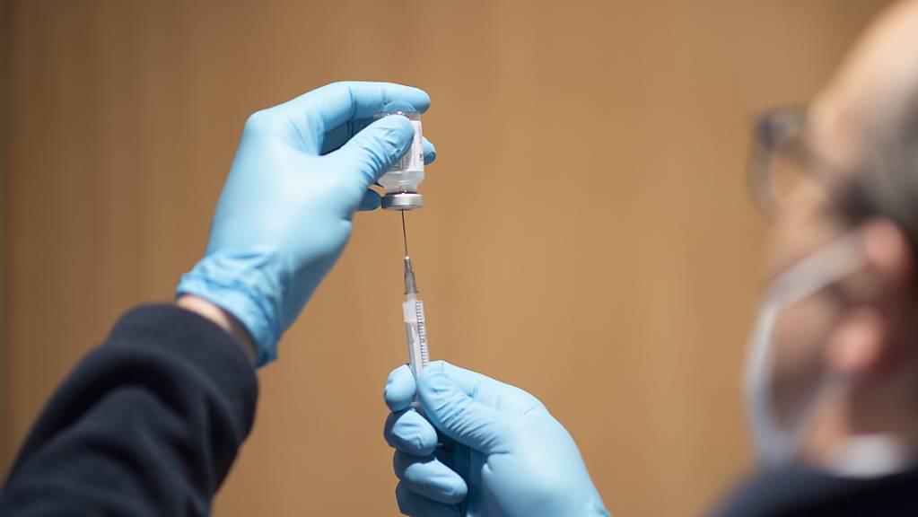 Impfdosen werden vorbereitet im Impfzentrum im Kongresszentrum in Davos. - In der Impfwoche liessen sich in Graubünden 557 Menschen mehr immunisieren, als in der Woche davor. (Archivbild)