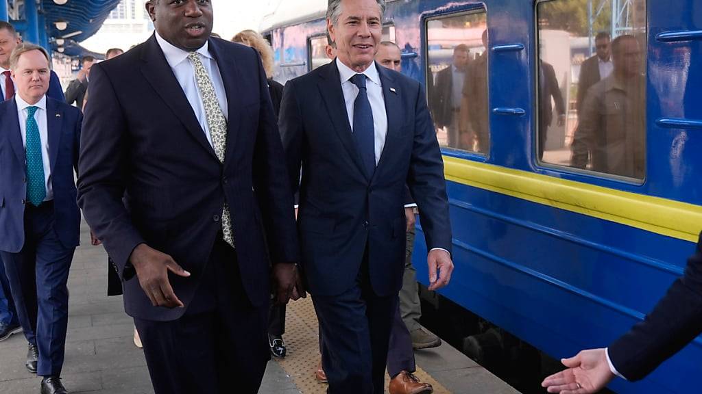 Der US-Außenminister Antony Blinken und der britische Außenminister David Lammy kommen am Bahnhof an. Foto: Mark Schiefelbein/AP/dpa