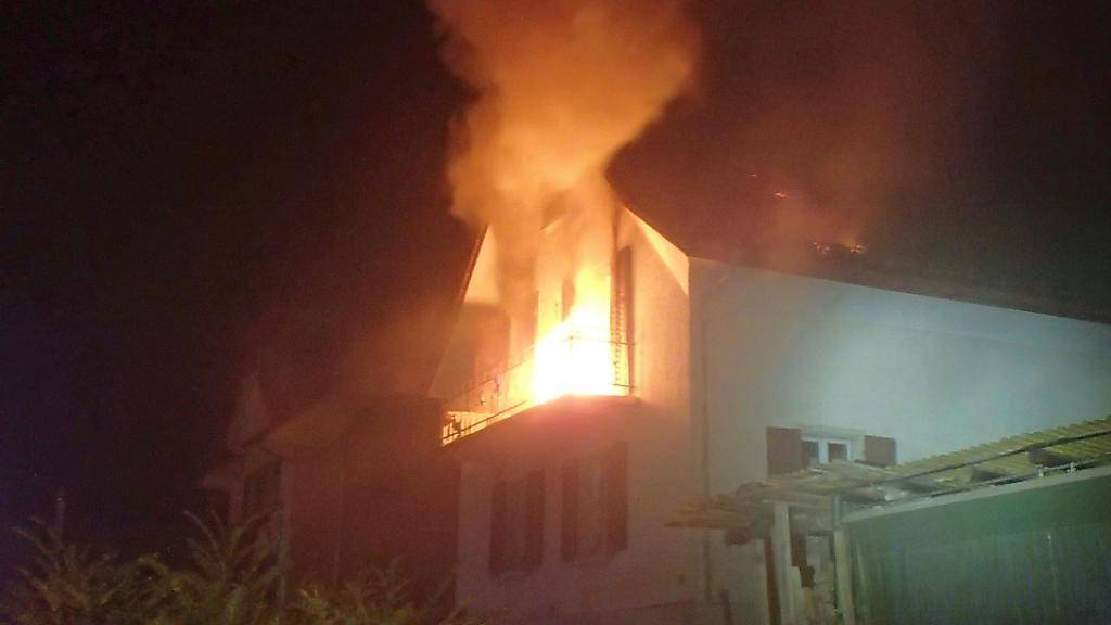 Flammen im ersten Stock eines Wohnhauses in Zofingen: Ein Rettungshelikopter flog einen verletzten Mann ins Spital.