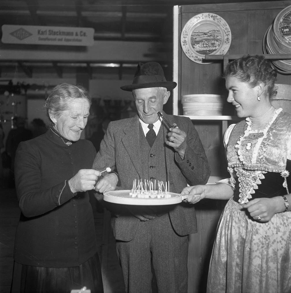 Ein ölteres Appenzeller Paar degustiert den Käse an der 10. Olma 1952 in St. Gallen, aufgenommen im Oktober 1952. (KEYSTONE/Photopress-Archiv/Jules Vogt)
