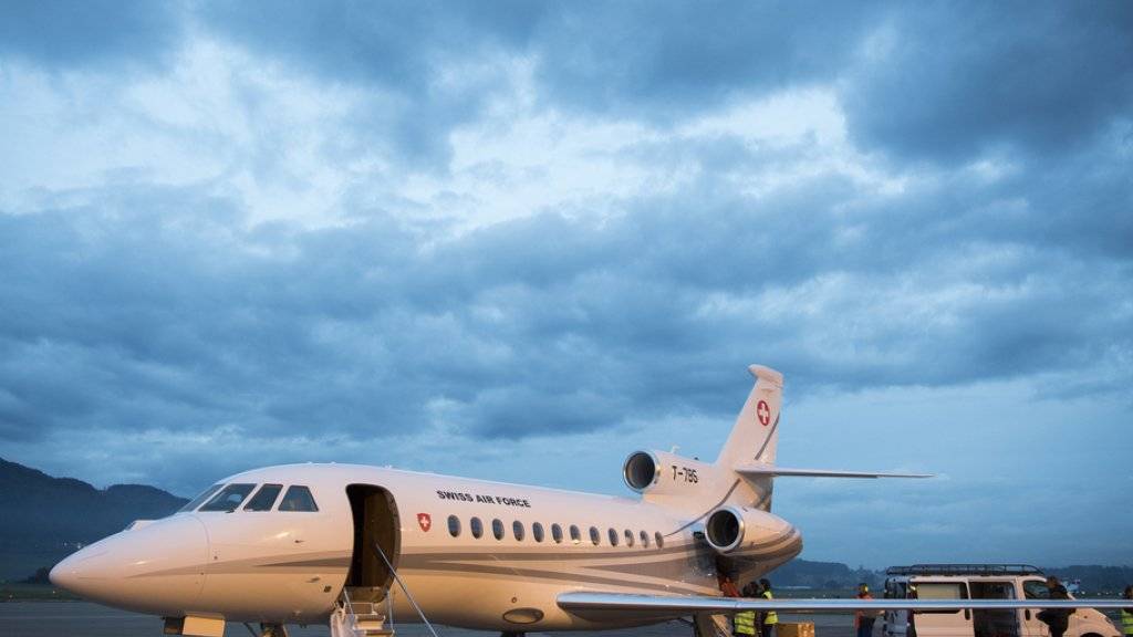 Helfer beladen den Bundesratsflugzeug auf dem Flughafen Bern-Belp.