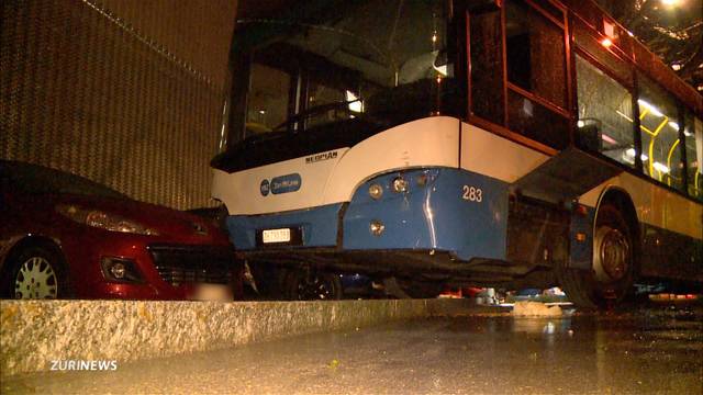 VBZ-Bus kollidiert mit Baum