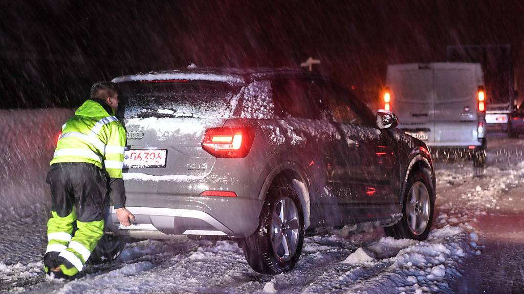 Starke Schneefälle haben in der Nacht auf Mittwoch in Südtirol und in Teilen Österreichs für Probleme gesorgt. Einige Strassen mussten wegen Gefahr durch umstürzende Bäume gesperrt werden, dazu kamen Abschnitte mit Schneekettenpflicht.