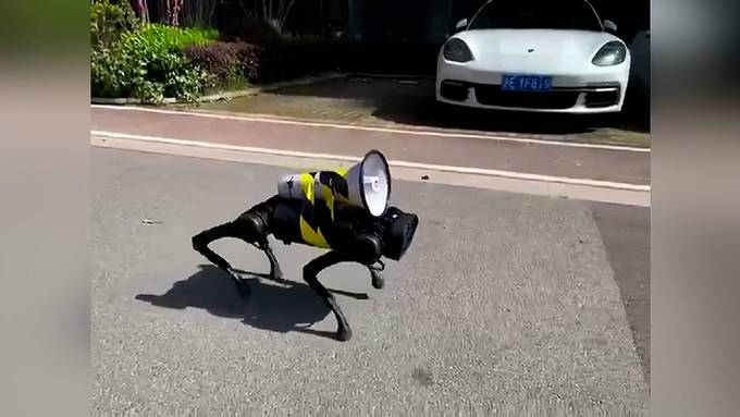 Roboterhund verkündet Corona-Hygieneregeln in Shanghai