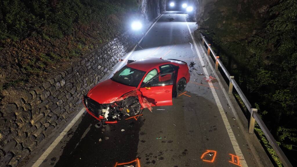In Chur ist es laut Polizei auf der Arosastrasse, im Bereich des Tunnels, zu einem Selbstunfall eines Fahrzeuglenkers gekommen.