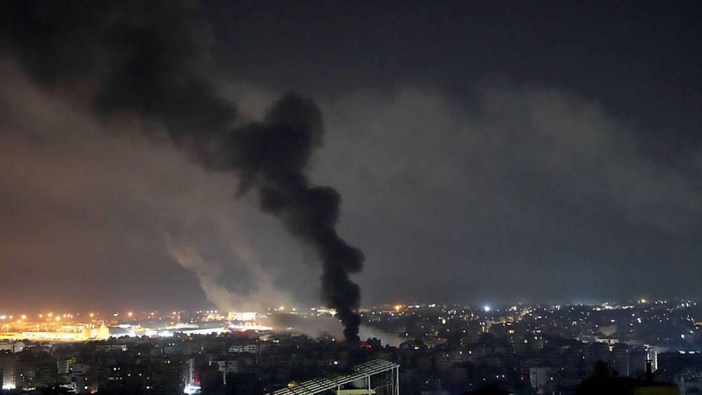 Rauch steigt auf nach israelischen Luftangriffen in den südlichen Vororten von Beirut. Foto: Hassan Ammar/AP/dpa