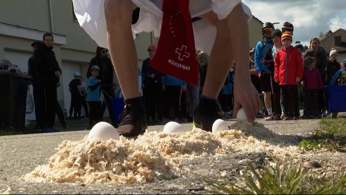 Fricktaler vertreiben den Winter mit dem traditionellen Eierlesen