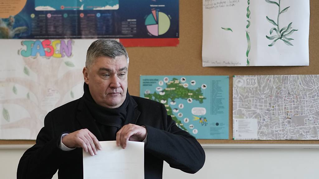 Kroatiens Präsident Zoran Milanovic bereitet seinen Stimmzettel während der Präsidentschaftswahlen in einem Wahllokal vor. Foto: Darko Bandic/AP/dpa