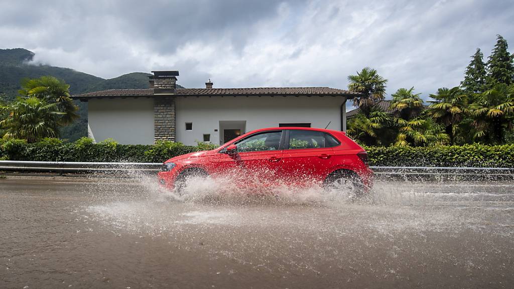 Aussergewöhnlich viel Regen und Erdrutsche stören im Tessin Auto- und Bahnverkehr. Die Autobahn A2 zwischen Lugano und Melide-Bissone ist unterbrochen.